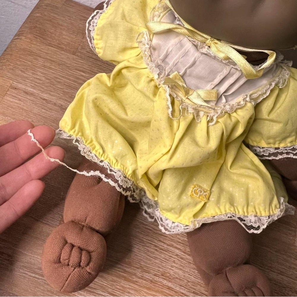 Vintage 1985 African American Cabbage Patch Doll by Coleco with Dress Bonnet - Picture 5 of 8